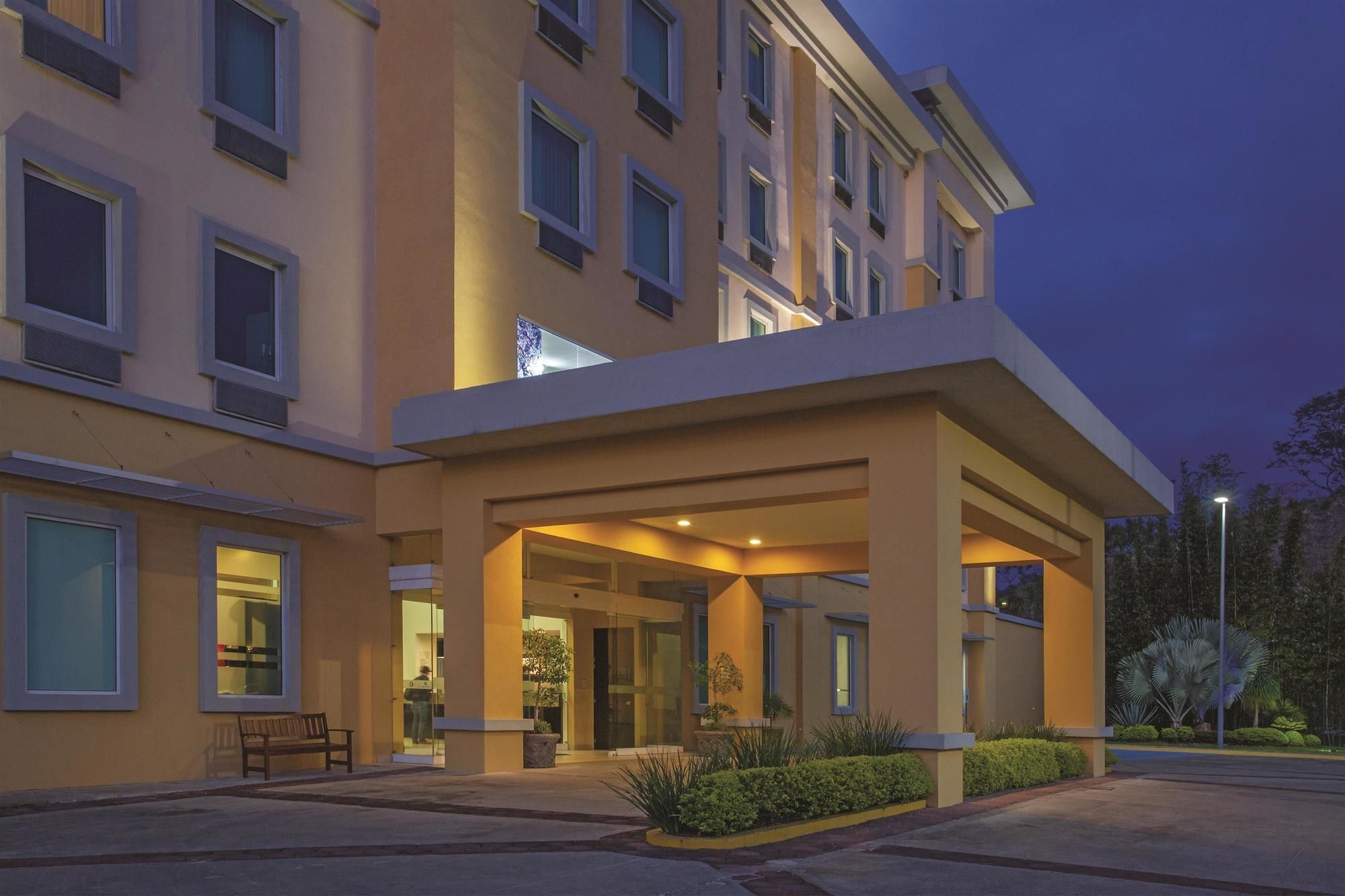 La Quinta By Wyndham Poza Rica Hotel Екстериор снимка